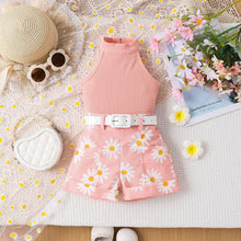 Cargar imagen en el visor de la galería, Blusa cuello alto acanalado y short salmón de margaritas con cinto
