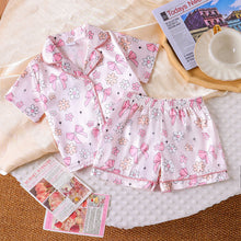 Cargar imagen en el visor de la galería, Camisa con short rosa tipo pijama con estampas
