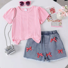 Cargar imagen en el visor de la galería, Blusa rosa y short jeans con moños
