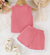 Carregar imagem no visualizador da galeria, Blusa con moño y short rosa con volados en blanco
