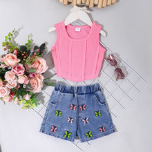 Cargar imagen en el visor de la galería, Crop rosa y short jeans con bordados de mariposas
