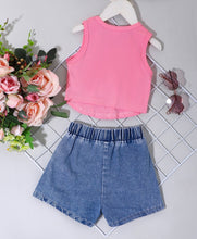 Cargar imagen en el visor de la galería, Crop rosa y short jeans con bordados de mariposas

