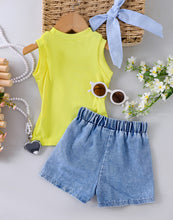 Carregar imagem no visualizador da galeria, Blusa amarillo y short jeans con bordados de flor
