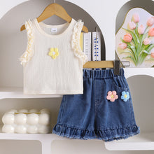 Carregar imagem no visualizador da galeria, Crop crema y short jeans con detalles de flores
