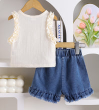 Carregar imagem no visualizador da galeria, Crop crema y short jeans con detalles de flores
