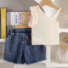 Cargar imagen en el visor de la galería, Blusa crema un solo hombro y short jeans con bordados de corazones
