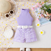 Carregar imagem no visualizador da galeria, Blusa cuello alto lila con short cuadrille y cinto blanco

