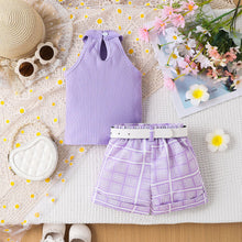 Carregar imagem no visualizador da galeria, Blusa cuello alto lila con short cuadrille y cinto blanco
