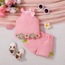 Carregar imagem no visualizador da galeria, Blusa cuadrille con detalles de flores y moño con short rosa
