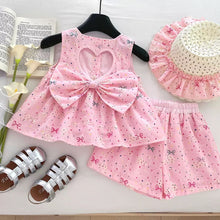 Cargar imagen en el visor de la galería, Blusa rosa con moño grande, short con bordados y sombrero
