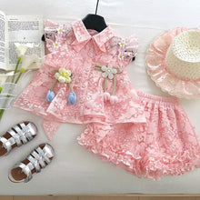 Cargar imagen en el visor de la galería, Camisa tipo tul con detalles de flores, short con volados y sombrero
