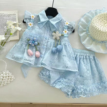 Cargar imagen en el visor de la galería, Camisa tipo tul con detalles de flores, short con volados y sombrero

