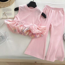 Cargar imagen en el visor de la galería, Blusa rosa con perlas, detalles de pompones y pantalón pata ancha
