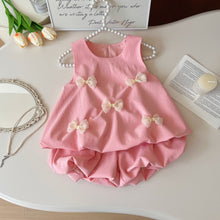 Cargar imagen en el visor de la galería, Blusa rosa con moños y short globo
