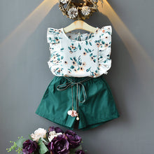 Cargar imagen en el visor de la galería, Blusa blanco con estampas de flores y short verde con cinto
