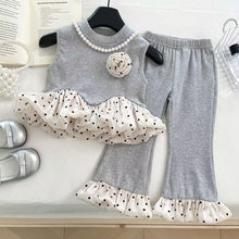 Cargar imagen en el visor de la galería, Blusa gris con perlas y pantalón con detalles crema de motas

