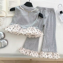 Cargar imagen en el visor de la galería, Blusa gris con perlas y pantalón con detalles crema de motas
