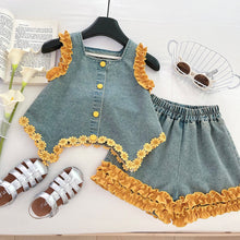 Cargar imagen en el visor de la galería, Blusa con bordados de flores y short jeans con volados mostaza
