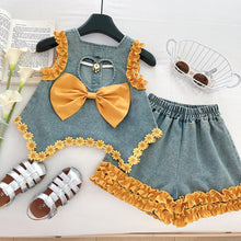 Cargar imagen en el visor de la galería, Blusa con bordados de flores y short jeans con volados mostaza
