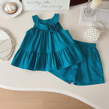 Cargar imagen en el visor de la galería, Blusa con flor y short turquesa
