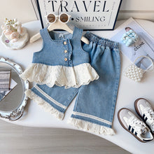 Cargar imagen en el visor de la galería, Blusa y pantalón jeans con volados de broderie crema
