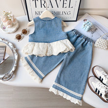 Cargar imagen en el visor de la galería, Blusa y pantalón jeans con volados de broderie crema
