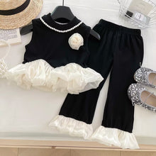 Cargar imagen en el visor de la galería, Blusa con perlas  y pantalón negro con volados crema
