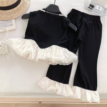 Cargar imagen en el visor de la galería, Blusa con perlas  y pantalón negro con volados crema
