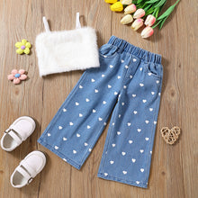 Cargar imagen en el visor de la galería, Crop peludo blanco y pantalón jeans con estampas de corazones
