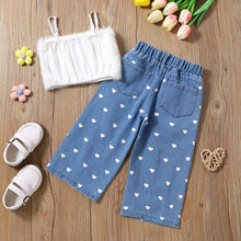 Cargar imagen en el visor de la galería, Crop peludo blanco y pantalón jeans con estampas de corazones
