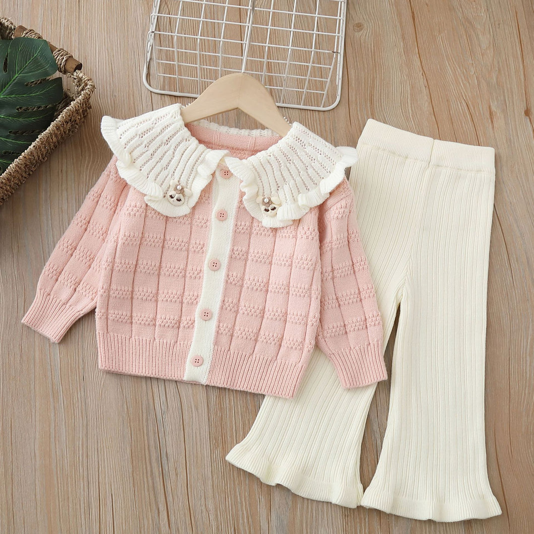 Campera con volado, relieve y pantalón pata ancha de hilo