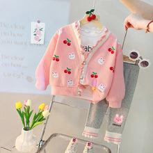 Cargar imagen en el visor de la galería, Campera rosa con estampas de conejos, blusa blanca y pantalón leggins gris

