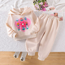 Carregar imagem no visualizador da galeria, Buzo con estampas de flores, capucha, y pantalón crema

