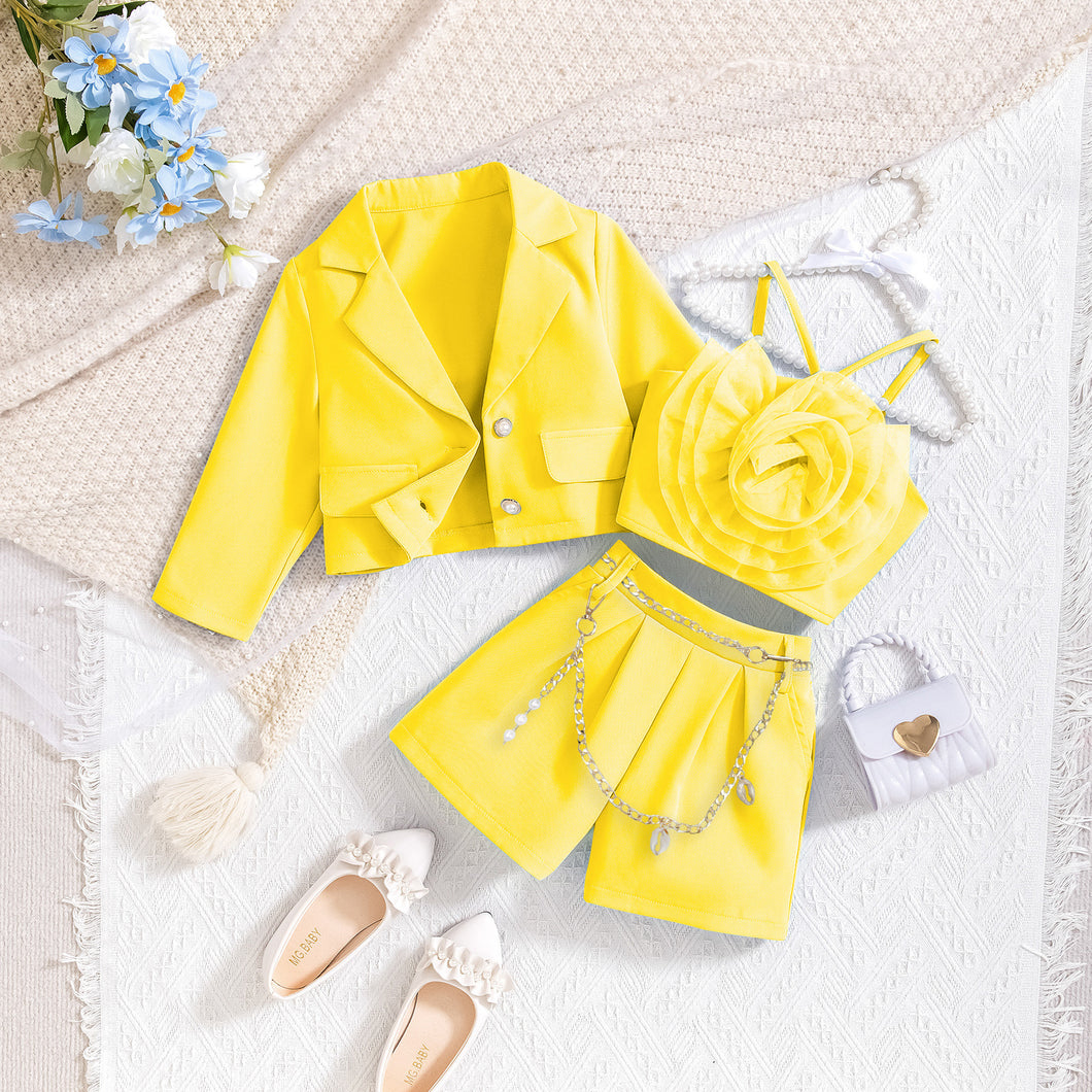 Crop top con flor de tul, blazer y short con cinto