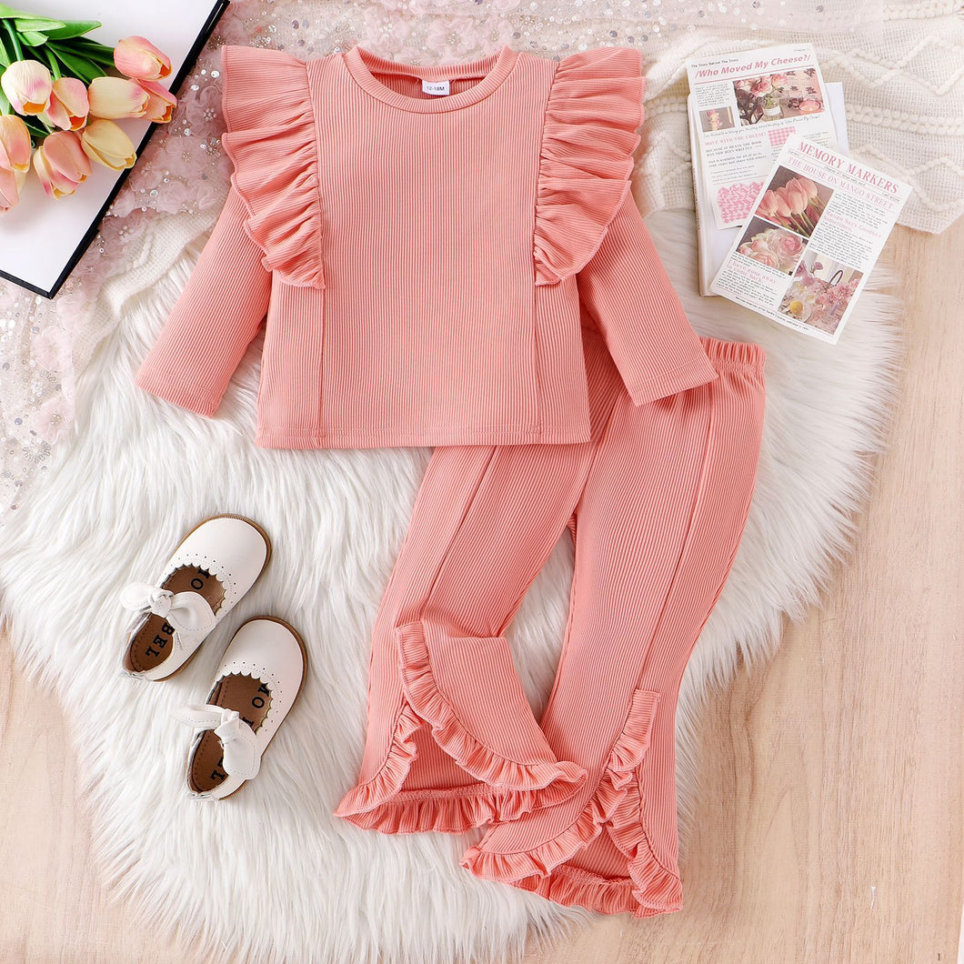 Blusa salmón y pantalón con volados