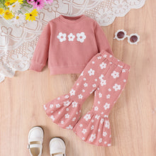 Carregar imagem no visualizador da galeria, Buzo y pantalón rosa pata ancha con detalles de flores blancas
