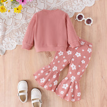Carregar imagem no visualizador da galeria, Buzo y pantalón rosa pata ancha con detalles de flores blancas
