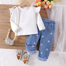Carregar imagem no visualizador da galeria, Blusa blanca acanalada con volado y pantalón jeans con bordados de estrellas
