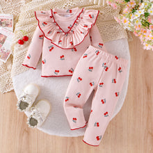 Carregar imagem no visualizador da galeria, Blusa con volados y pantalón rosa con estampas de cerezas

