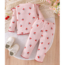 Carregar imagem no visualizador da galeria, Blusa con volados y pantalón rosa con estampas de cerezas
