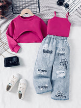 Cargar imagen en el visor de la galería, Crop top con abrigo pink fucsia y pantalón tipo jeans mom con estampas
