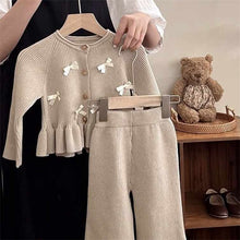 Carregar imagem no visualizador da galeria, Abrigo y pantalón beige de hilo con moños

