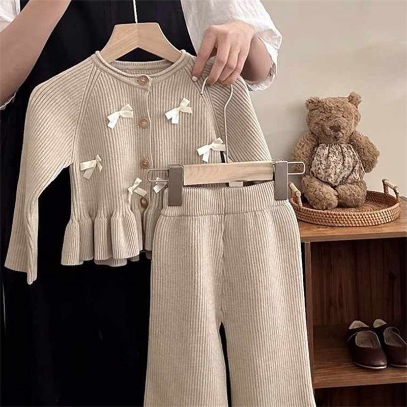 Abrigo y pantalón beige de hilo con moños