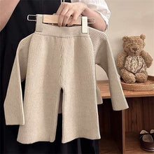 Carregar imagem no visualizador da galeria, Abrigo y pantalón beige de hilo con moños
