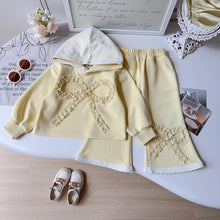 Cargar imagen en el visor de la galería, Abrigo con capucha y pantalón pata ancha amarillo con encajes blanco
