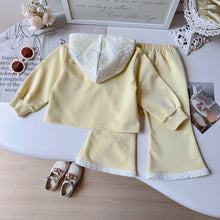 Cargar imagen en el visor de la galería, Abrigo con capucha y pantalón pata ancha amarillo con encajes blanco
