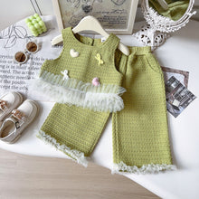 Carregar imagem no visualizador da galeria, Chaleco con bordado y pantalón verde con volados blanco
