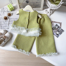 Carregar imagem no visualizador da galeria, Chaleco con bordado y pantalón verde con volados blanco
