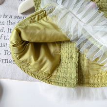 Carregar imagem no visualizador da galeria, Chaleco con bordado y pantalón verde con volados blanco
