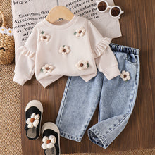 Cargar imagen en el visor de la galería, Abrigo crema con flores y pantalón jeans
